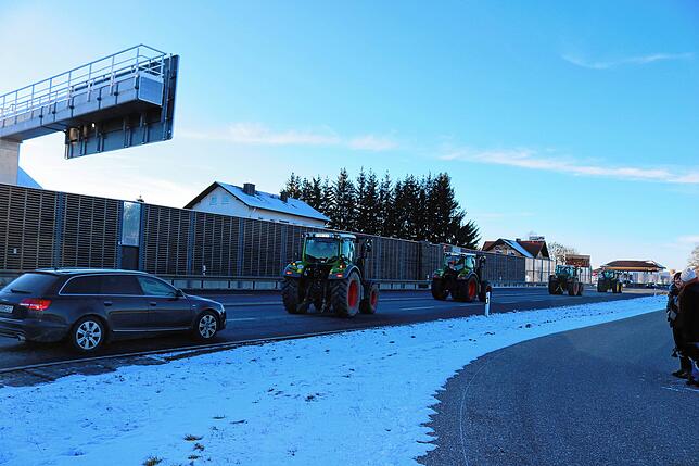 Die Traktor-Kolonne ist unterwegs auf der B31.