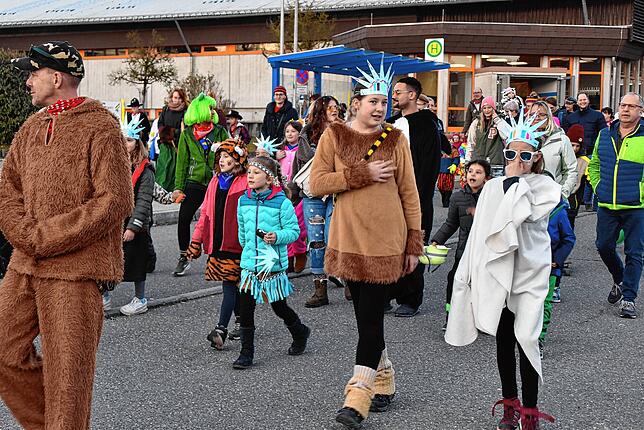 Bild 10: Narren feiern Rosenmontag mit Kindernachmittag und Fackelzug