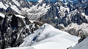 Kletterer auf dem Weg zum Mont Blanc an der französisch-italienischen Grenze. Bei einem Erdrutsch in den französischen Alpen haben ...