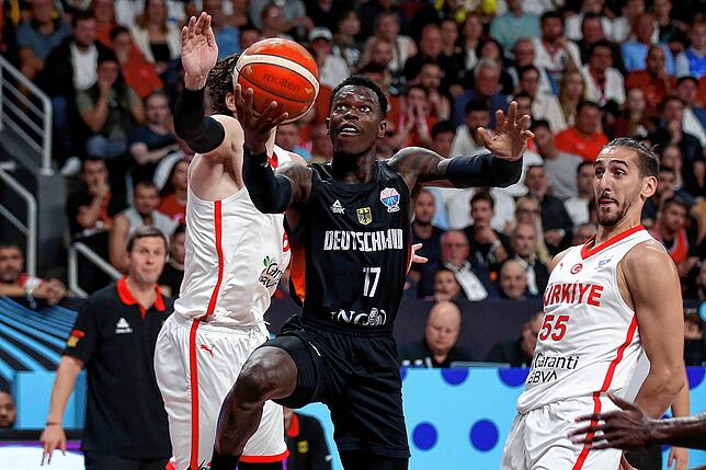 Dennis Schröder (Mitte) zieht gegen Cedi Osman (l, Türkei) und Kenan Sipahi (Türkei) zum Korb.