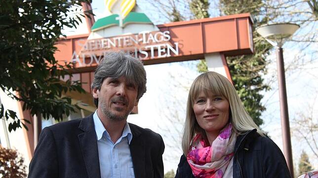 Evelin Veitinger aus dem Leitungsteam der Siebententags-Adventisten und Pastor Roland Lachmann: In den Kellerräumen der Freikirche in ...