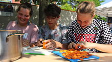 Die Waldorfschüler Jule, Anton und Julia (von rechts) bereiten aus Foodsharing-Produkten eine Gemüsesuppe zu. Dafür schneiden sie ...