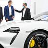 Von Links: Ministerpräsident Winfried Kretschmann (Grüne), Porsche-Vorstandschef Oliver Blume und Tübingens OB Boris Palmer stehen am ...