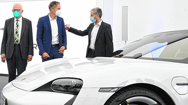 Von Links: Ministerpräsident Winfried Kretschmann (Grüne), Porsche-Vorstandschef Oliver Blume und Tübingens OB Boris Palmer stehen am ...