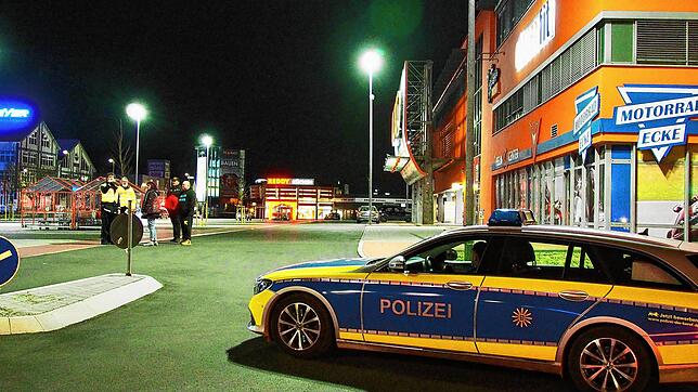 Platzverweis für die Autoposer: Die Polizei zeigt Präsenz &ndash; nicht nur wie hier auf einem Archivbild auf dem Obi-Parkplatz in ...