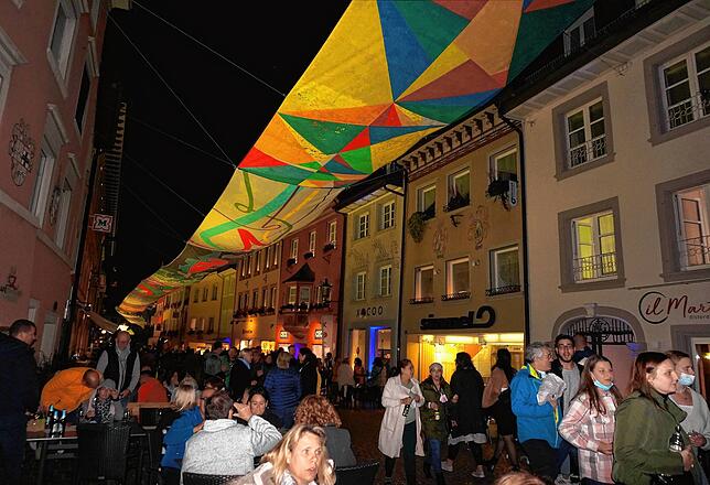 Farbenpracht: Bei „Tiengen leuchtet“ entfalten die angestrahlten Luft-Art-Kunstbahnen ihren ganzen Zauber. Unter ihnen zu ...