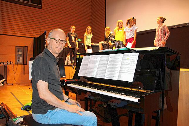 Lehrer Markus Fiederer ist für den musikalischen Teil des Stücks des Martin-Heidegger-Gymnasiums zuständig.
