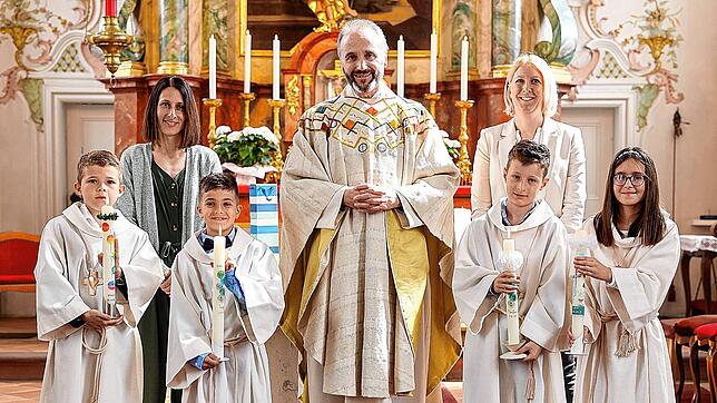 Vier Kinder haben in der katholischen Pfarrkirche St. Simon und Judas Thaddäus in Gurtweil ihre erste heilige Kommunion erhalten: (von ...