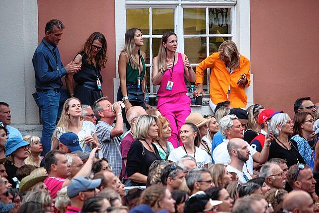 Zuschuaer beim Schlossplatz Meersburg Open Air mit Sarah Connor.