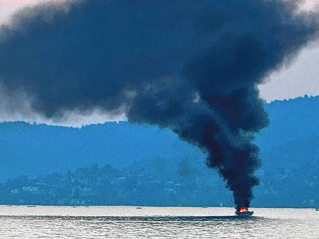 Schon von Weitem ist die fast schwarze Rauchwolke über dem Überlinger See zu erkennen. Das Foto ist von der Autofähre Lodi aus ...