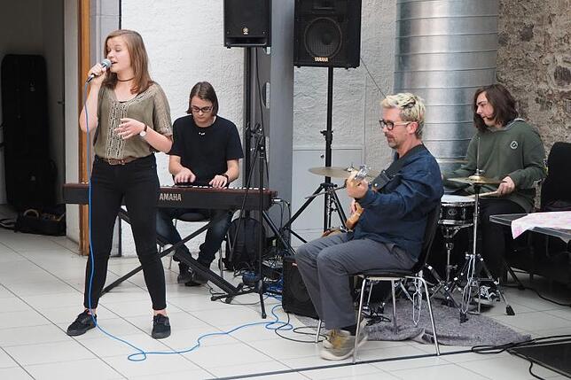 Firemire & The Glissandos - Villingen, Jazzkeller, Sa, 20.1., 21 Uhr: Die Nachwuchsband besteht aus Namensgeberin und Sängerin Kiana ...