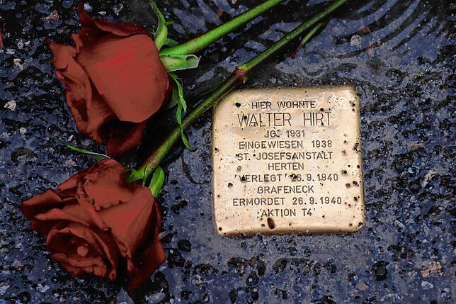 Dieser Stolperstein erinnert in der Marienstraße 3 an Walter Hirt, der mit neun Jahren ermordet wurde.