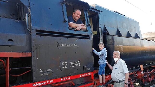 Der junge Fabian freute sich auf die Dampflokfahrt mit seinem Opa Alfred Pohl (rechts). Im Führerstand steht Lokführer Heizer Benjamin ...