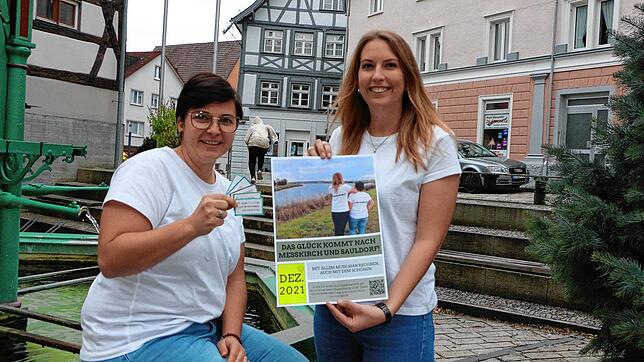Tiena Kiene (links) und Teresa Scheu sind die Glücksbotschafterinnen von Meßkirch und Sauldorf und leiten das Projekt.