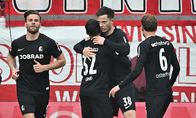 Freiburgs Michael Gregoritsch jubelt nach seinem Treffer zum 1:1 mit seinen Mitspielern.