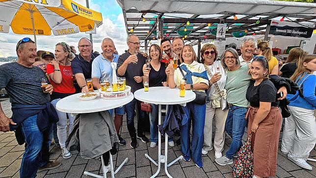 Die gute Laune ließen sich die Besucher des Promenadenfests nicht verderben, hier am Stand des TSV Überlingen.