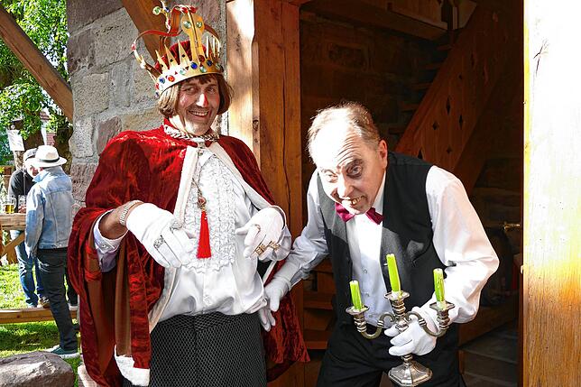 Bild 2: ACE feiern zu ihem 50. in ihrem Lustschloss auf der Hofwiese ein spektakuläres Geburtstagsfest