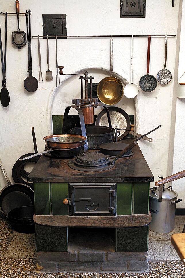 Historische Ofenstellen, Kochbücher und natürlich das Kochen selbst stehen im Fokus der aktuellen Ausstellung "Vom Kochen, Backen und ...
