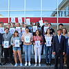 Die Lehrkräfte und Schüler der Sommerschule wurden zum Start der besonderen Schulwoche von Landrat Zeno Danner (Dritter von rechts), ...