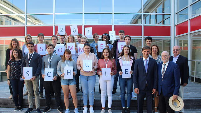Die Lehrkräfte und Schüler der Sommerschule wurden zum Start der besonderen Schulwoche von Landrat Zeno Danner (Dritter von rechts), ...