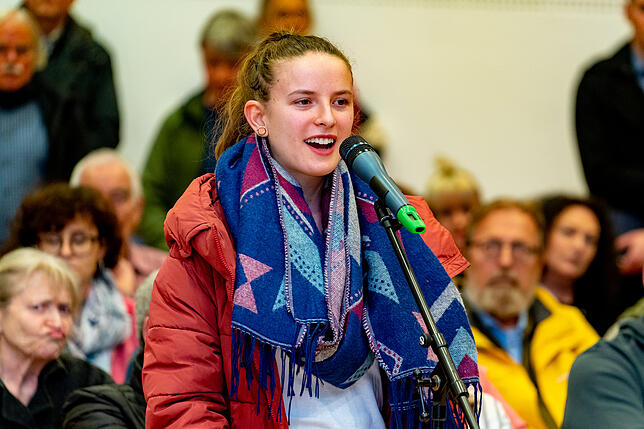 Die 17-jährige Schülerin Lea Inge Riedel findet, dass Aldi und Rossmann nicht in die Landschaft von Königsfeld passen. Den alten ...