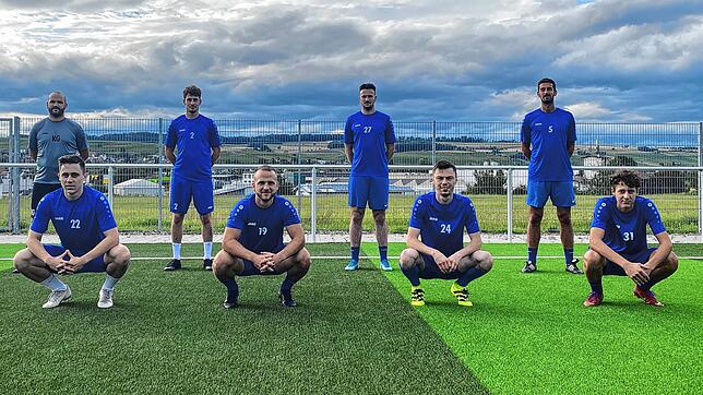 Neue Gesichter beim FC Erzingen: Trainer Klaus Gallmann (hinten, links) freut sich auf Christian Pipinic, Dominik Flum, Edon Kadrija ...