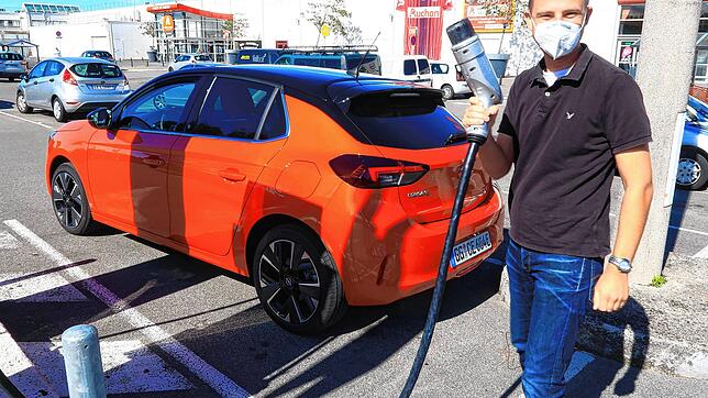 Nachtanken vor dem Supermarkt. In Boulogne musste der Autor ungewöhnliche Stromquellen ansteuern, um den E-Corsa fahrbereit zu halten.