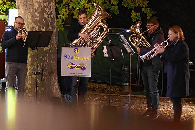Der Weihnachtsmarkt-Service drehte seine Runden über den Markt. Insgesamt arbeiteten dort inklusive Marktbeschicker ungefähr 300 ...