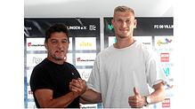 Willkommen in Villingen! FC 08-Sportvorstand Denis Stogiannidis (links) begrüßt den Neuzugang Marcel Sökler.