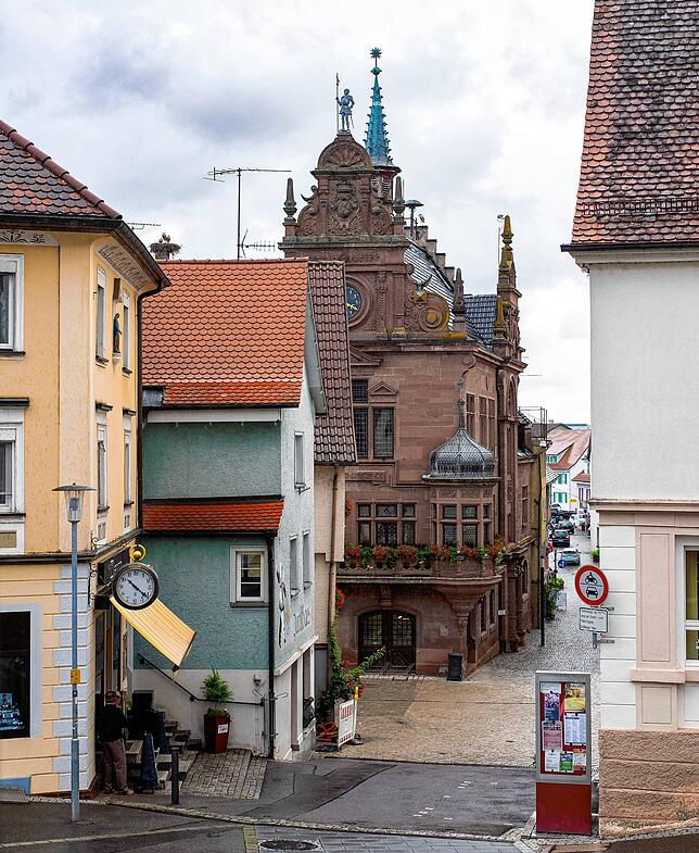 Blick auf das Zunfthaus der Katzenzunft und auf das Rathaus.