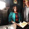 Der Egbert-Psalter wird hier noch vorbereitet, damit er in seine Vitrine gestellt werden kann. Die italienische Kurierin und Dr. Olaf ...