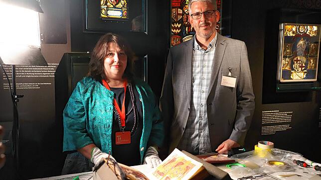 Der Egbert-Psalter wird hier noch vorbereitet, damit er in seine Vitrine gestellt werden kann. Die italienische Kurierin und Dr. Olaf ...