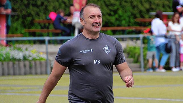 Mario Bibic, der Trainer der DJK Villingen, freut sich nach spannendem Spiel über das 4:3 gegen SG Kirchen-Hausen.