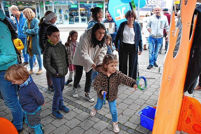 Beim Ringewerfen testen die Kinder ihre Treffsicherheit.