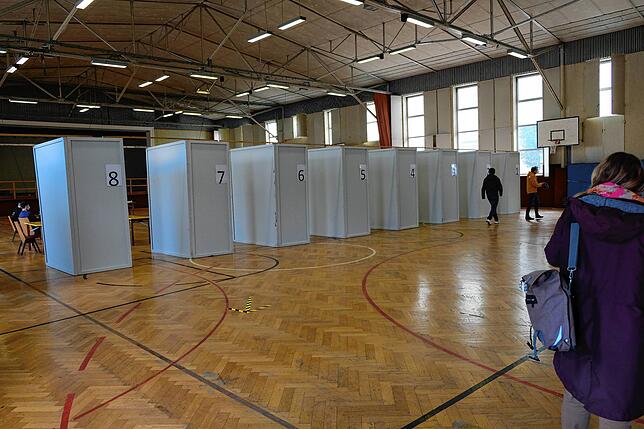 Nach der Anmeldung gehen die Testwilligen in einer der Boxen.