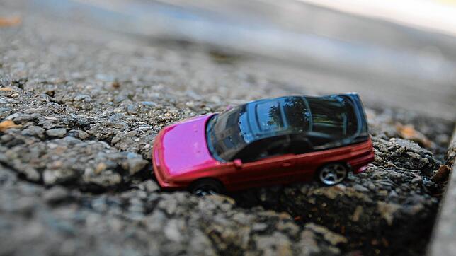 Extreme Temperaturen wie Kälte und Hitze können den Straßen schaden. Damit haben aber nicht nur Spielzeugautos wie auf diesem Symbolbild ...