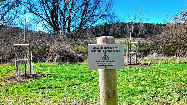 Das Regierungspräsidium weist entlang des vier Kilometer langen Gewässerrandstreifens darauf hin, dass dieser nicht bewirtschaftet ...