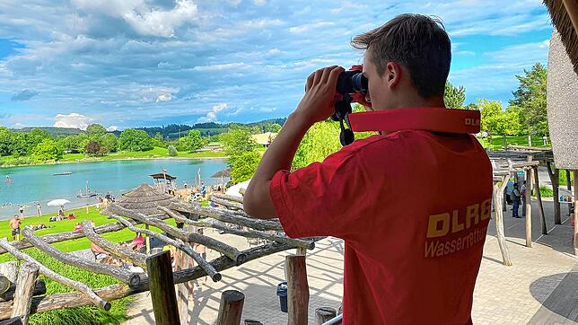 Ein Rettungsschwimmer der DLRG beim Wachdienst am Schlosssee in Salem. Dort kommt es während der Badesaison immer wieder zu Unfällen im ...