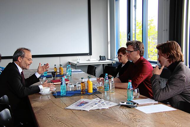 Felix Klein (links) im Gespräch mit Chefredakteur Stefan Lutz, Politikredakteurin Angelika Wohlfrom und ihr Kollege Jann-Luca Künßberg ...
