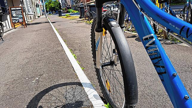 Hier deutlich (nicht) zu erkennen: Zwischen Rad- und Gehweg ist auf der Theodor-Heuss-Straße eine Kante, die seit Kurzem durch die weiße ...