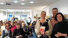 Nach der kurzweiligen Lesung bedanken sich Iris Salanitri, Leiterin der Friedinger Zweigstelle der Singener Stadtbibliothek, und ...