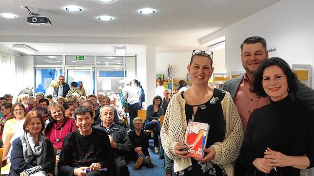 Nach der kurzweiligen Lesung bedanken sich Iris Salanitri, Leiterin der Friedinger Zweigstelle der Singener Stadtbibliothek, und ...
