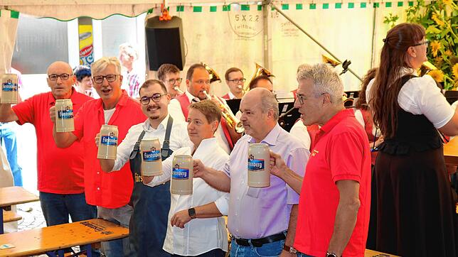 Sie stoßen auf das 34. Weiler Dorffest mit vielen Besuchern an (von links): Konrad Frank, Roland Meßmer, Bürgermeister Selcuk Gök, ...