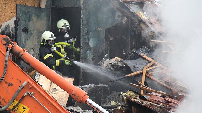 3181 Feuerwehrleute im Landkreis Waldshut engagieren sich für die Sicherheit der Bürger. Hier löschen Mitglieder der Feuerwehr ...