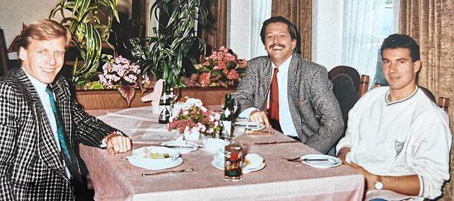 Szene im Restaurant des Hotels Bischofsschloss (von links): Joachim Rohwedder vom Tennis-Club Markdorf und einst Bundesligaspieler, der ...