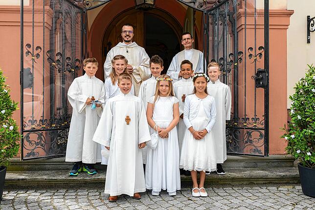 Die Erstkommunionkinder aus Dettingen (von links): Benedict Graf, Anna Möhrle, Stefan Rieck, Erik Hasanaj, Klara Klinkhammer, Dominik ...