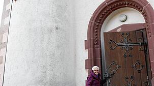 Jeden Morgen schließt Inge Mayer die Witterschneekreuzkapellen auf und abends wieder ab. Auch bei den Kerzen schaut sie darauf, dass ...
