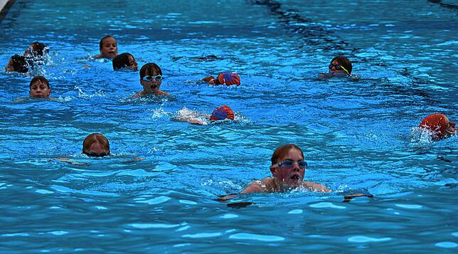 Spaß, Freude und auch Ehrgeiz waren beim ersten Waldshuter Swim & Run mit dabei. Hier schwimmen die Schüler auf den 50 Meterbahnen dem ...