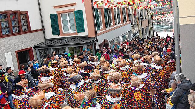 Bunt: Mit lauten Fasnachtssprüchen liefen die Narronen mit ihrer Schar vom alten Zoll rückwärts hinauf zum Rathaus in Laufenburg.