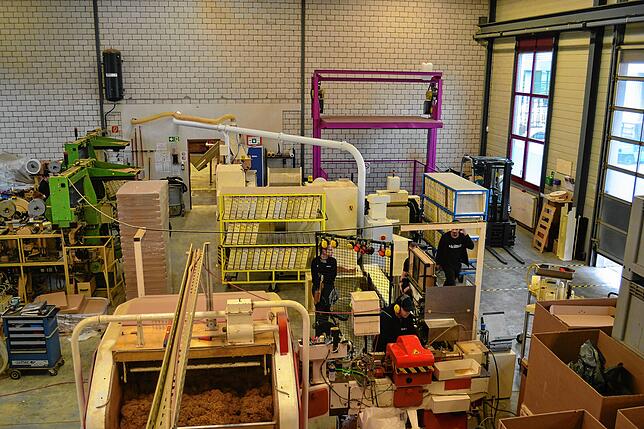 In der Produktionshalle von Koch & Gsell produzieren bis zu 25 Mitarbeiter derzeit rund 30000 Päckchen der Hanfzigaretten in der Woche. ...